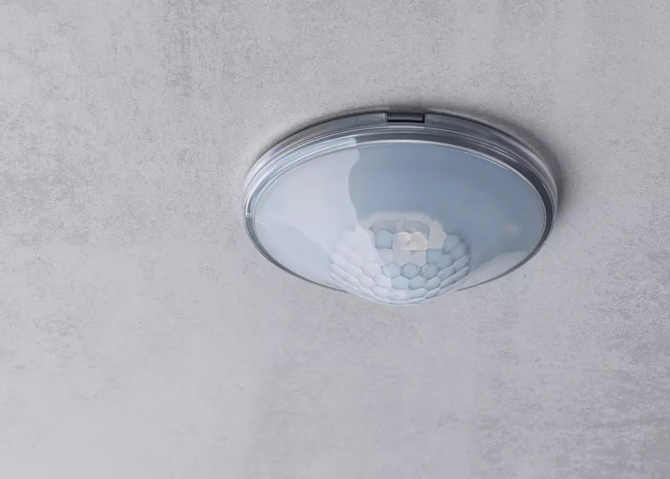 KNX presence detector for ceiling mounting, 2xlight and 2xHVAC, max. 7x7 m