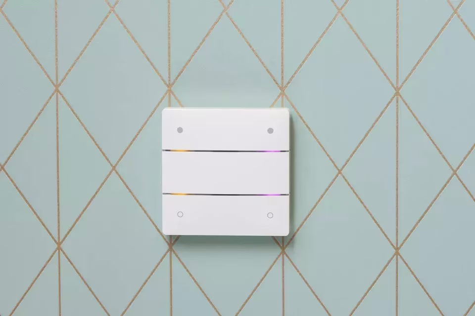 LUXORliving push button sensor with 4 buttons and 4 status LEDs, integrated temperature sensor